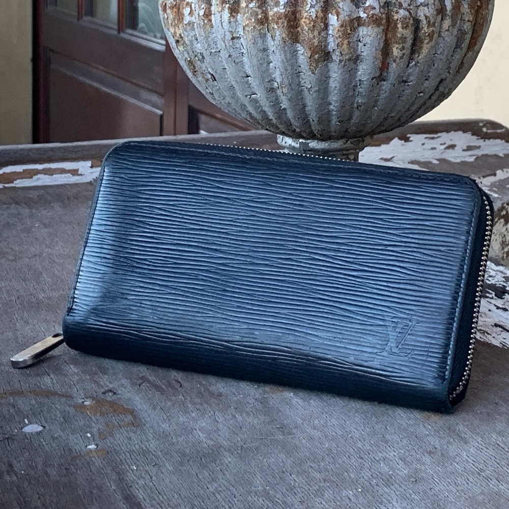 Authentic Louis Vuitton Epi Noir Zippy Wallet
